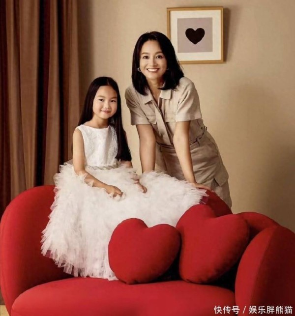 周一围女儿才华惊人，八岁设计入选卢浮宫，朱丹骄傲晒照分享喜悦