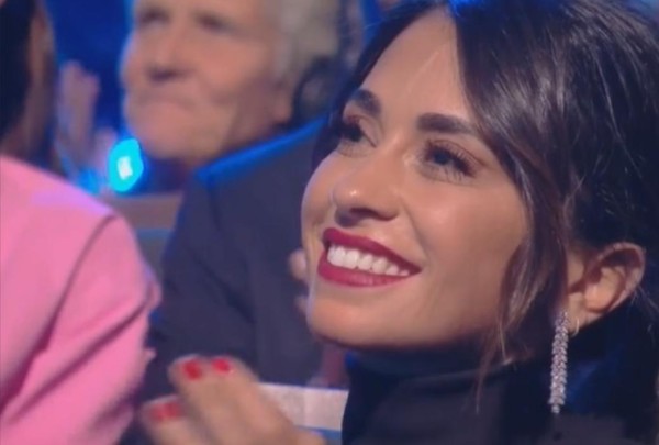 回顾:梅西夫妇穿情侣装领奖!35岁安东内拉拎着玫瑰花手包