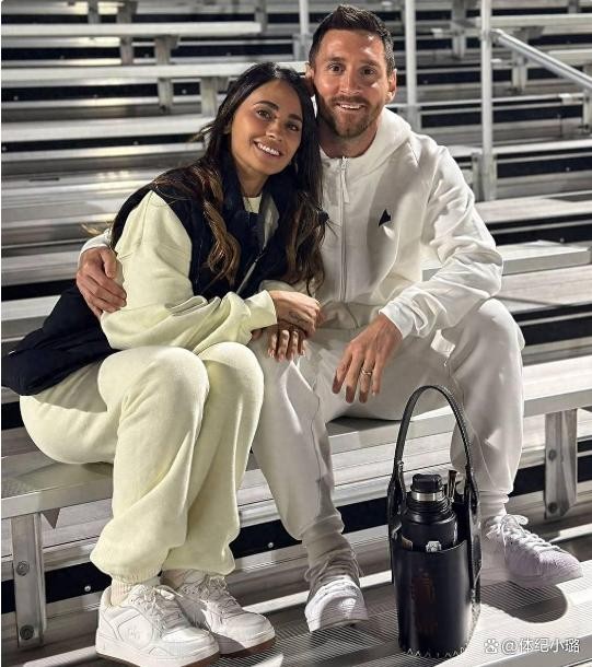 撒狗粮!梅西晒与安东内拉甜蜜合照,安东内拉甜蜜回应:爱你