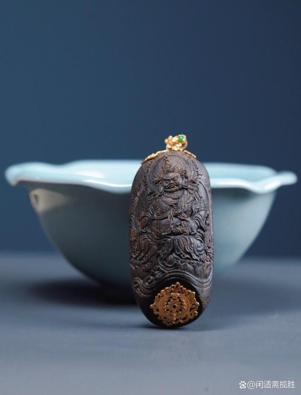 顶级文莱沉香,全黑油沉水嵌真金,黄财神挂坠