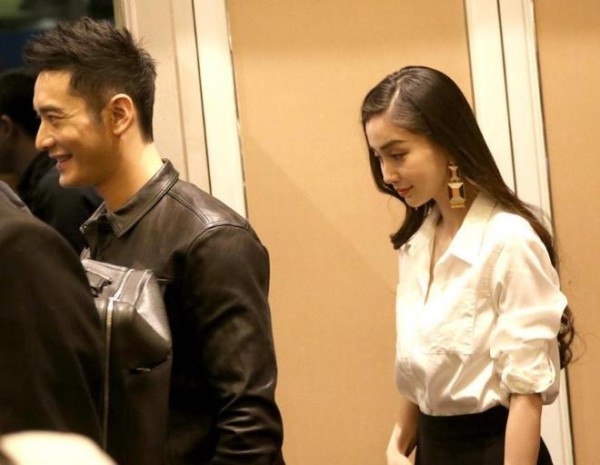 黄晓明和香港富婆聚会,穿万元外套合影显气质!女方颇有背景