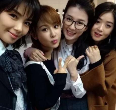 杨紫跟谁合影都是搂搂抱抱, 唯独图3不同, 网友: 在一起