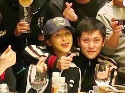 杨紫跟谁合影都是搂搂抱抱, 唯独图3不同, 网友: 在一起