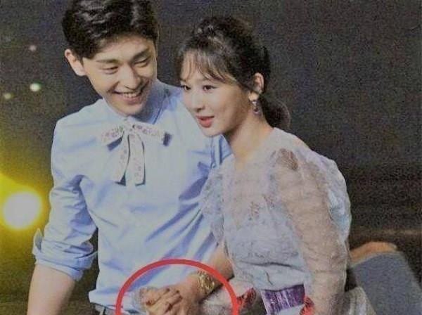 杨紫跟谁合影都是搂搂抱抱, 唯独图3不同, 网友: 在一起