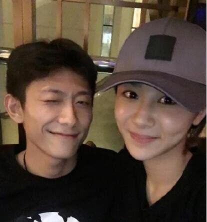 杨紫跟谁合影都是搂搂抱抱, 唯独图3不同, 网友: 在一起