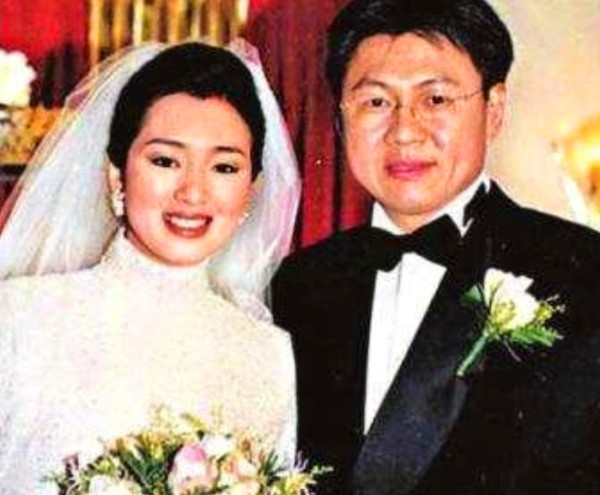 女儿抵抗张艺谋和巩俐的情,巩俐遇到第一任老公,资助过张艺谋!