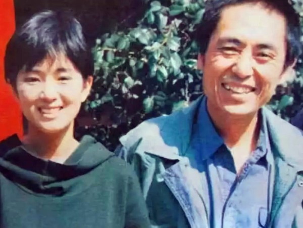 女儿抵抗张艺谋和巩俐的情,巩俐遇到第一任老公,资助过张艺谋!