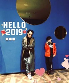 #香港偶遇费曼#网友香港街头偶遇费曼,近状曝光又高又壮,线上线下性格反差好大