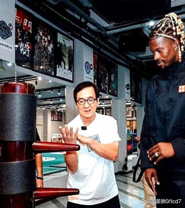 成龙与巴特勒罕见同框,勇士送出10号球衣背后有何深意