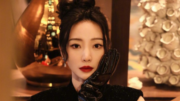 43岁柳岩晒露背旗袍装,腰线流畅塑古典美人,状态堪比23岁