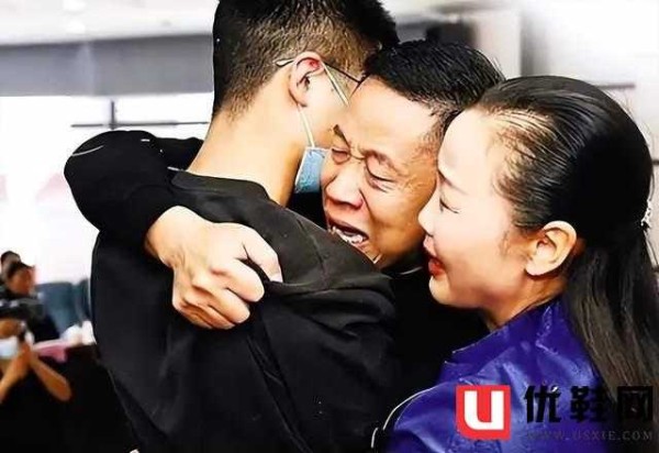 杜小华与仔仔开直播带货,佛系带货水果破8千单,却遭黑粉吐槽