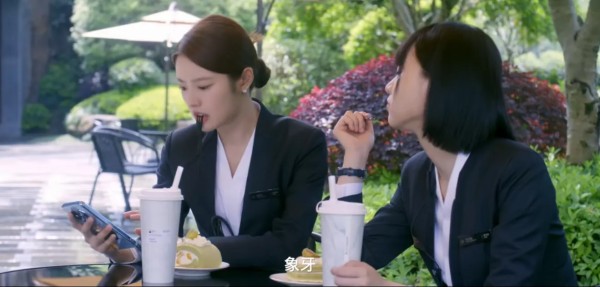 蓝YeYe:《爱你》女主所在酒店究竟什么背景啊!大明星毕雯珺都来入住了!
剧里女主的酒店名叫古南华庭,设定是五星级酒店。真的想知道女主工作的酒店住一天多少钱啊,至少一天一千块吧。
看看电视剧播出期间都入住了哪些人,迎接了峰会,住了女主的前男友的父亲,前男友甚至觉得自己女朋友是酒店经理很丢脸。还住了男主何苏叶,甚至连毕雯珺都来了!估计平时也会接大项目和大明星。住的都是企业高管,和政企大亨重要人物,给...