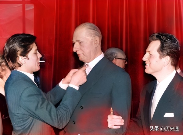 历史通:年轻帅气的明星阿兰德龙边吸着烟,边给老年的戴高乐整理领带。两人虽分属影视界与政坛,但两人在法国文化符号的维度上存在微妙交集。
1960年代,记者问戴高乐如何看待阿兰·德龙成为“法兰西情人”,戴高乐调侃:“他比我幸运,毕竟他的‘政绩’只需要在镜头前解开两颗衬衫扣子。”
德龙得知后,在《游泳池》片场对导演说:“下次我见总统,得穿高领毛衣——但可能法国人民不答应。”
戴高乐常穿军用风衣视察军队,...