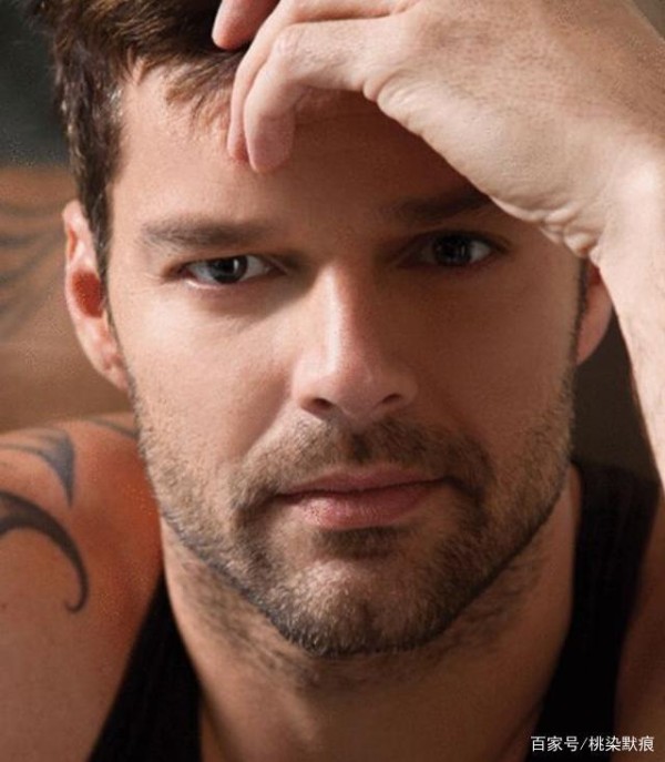 10年前,世界巨星宣布出柜,粉丝们狂送祝福,如今他俩生活幸福吗?