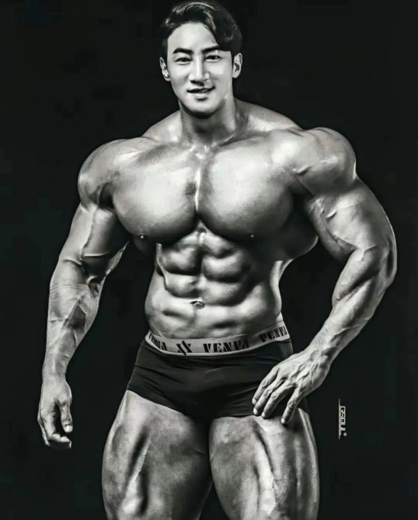 肌肉舞王“黄哲勋”这“打桩机”腹肌,很生猛,不服不行