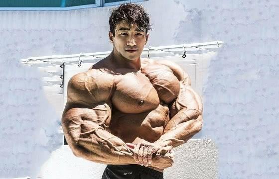 韩国黄哲勋来中国捞金,迷妹疯狂尖叫,登长城秀肌肉!