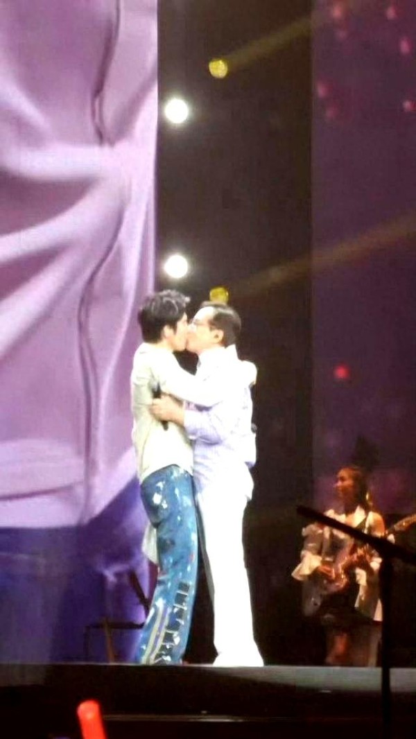 成龙王力宏亲密互动,二十年友谊化为一吻的背后故事揭秘