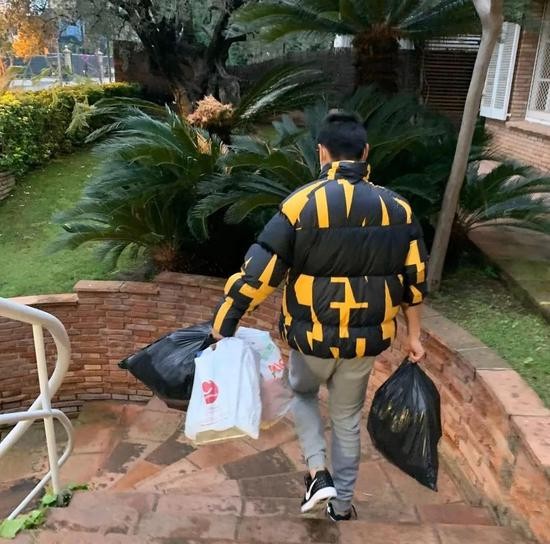 武磊把垃圾丢到指定地点。