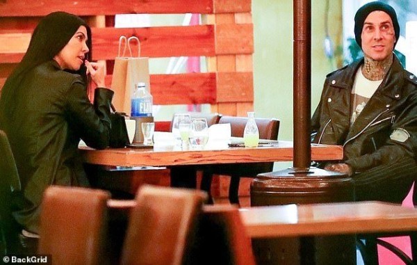 卡戴珊大姐恋情实锤,和大4岁鼓手紧握双手,告别鲜肉男模变务实