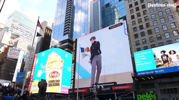 吕德华登上美国时代广场荧幕,不靠王者荣耀靠这个