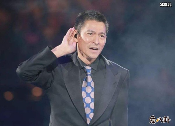 粉丝向刘德华求婚