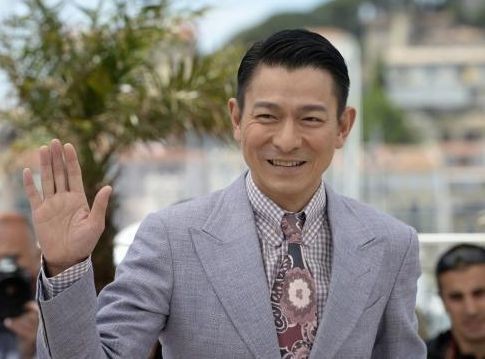 刘德华终于回应,为何身价百亿却不给姐姐钱?网友得知真相被感动