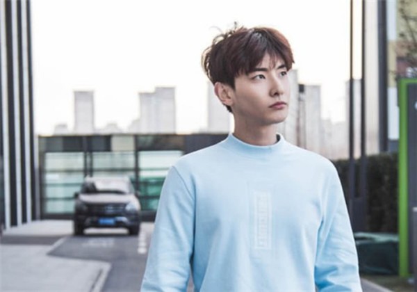 他因演网剧走红,长着一张高级脸,却用“丑帅”形容