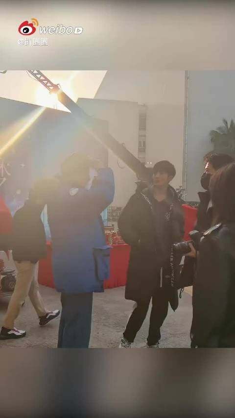 毕雯珺和王瑞昌两位都好养眼啊，说悄悄话神马的关系是真的好啊……