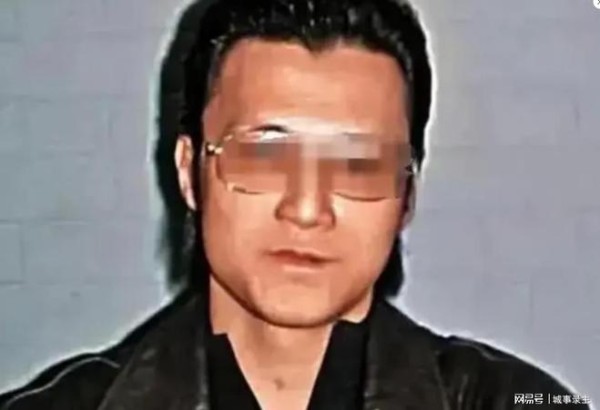 09年香港黑道老大李泰龙,一脚踹到钢板,被3位黑衣人直接销户