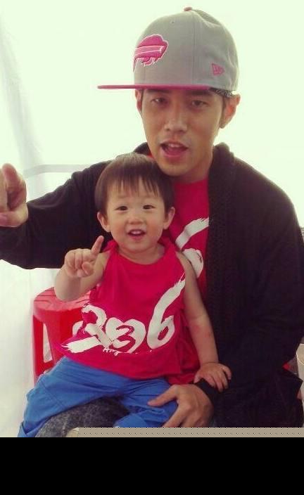 周杰伦陪小泡芙兄妹画画惹人羡慕 被称为史上最贵画师助手