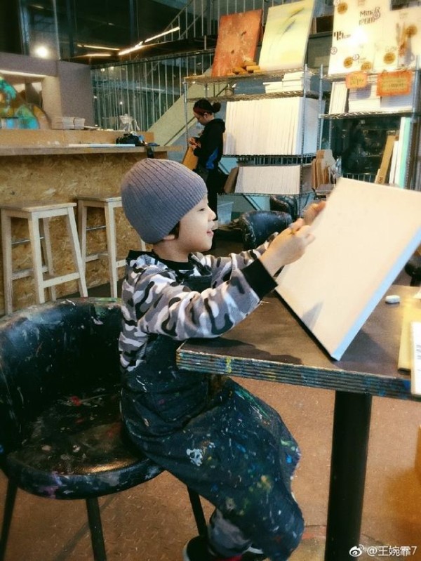 周杰伦陪小泡芙兄妹画画惹人羡慕 被称为史上最贵画师助手
