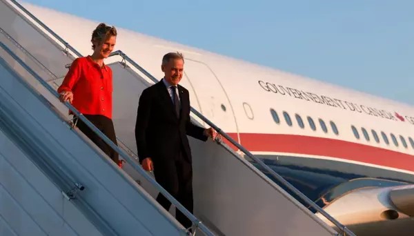 59岁加拿大新总理夫人,养猪场千金成经济学家,有四个女儿最小的在当明星