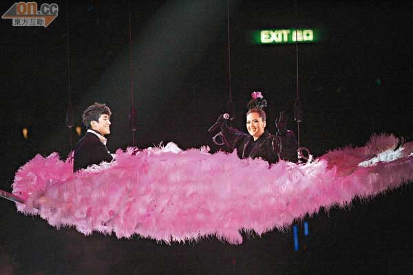 卫兰与李治廷在巨型羽毛上合唱情歌