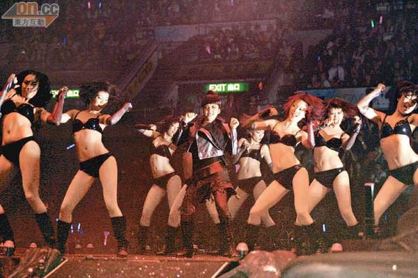 卫兰与仅穿内衣内裤的女舞者劲歌热舞