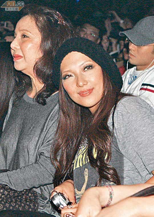 卫诗与母亲穿着灰色母女装捧场