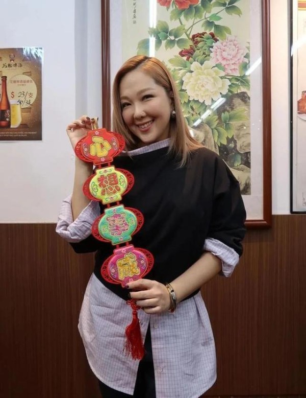 卫兰单身10年直言想拍拖,胡定欣到胡杏儿家拜年曝光好姐妹的豪宅