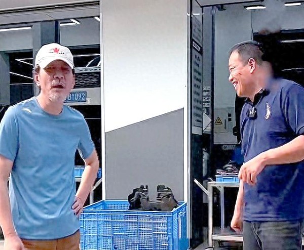 明星修车视频引发热议:豪车与生活的双重考量