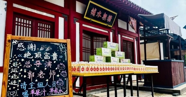 德云三哥孔云龙分享与师叔侯震合影,光头搭配趣味十足