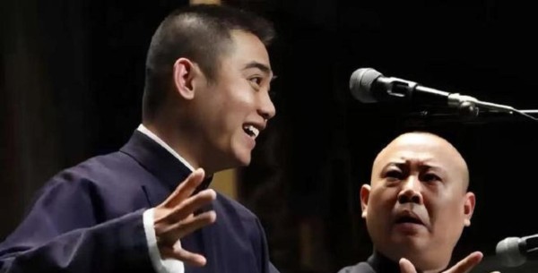 德云社长得最好看的之一是三哥孔云龙,郭德纲云字科首批徒弟,和岳云鹏同一天入社学艺,经历多次意外依旧颜值在线,底子十足