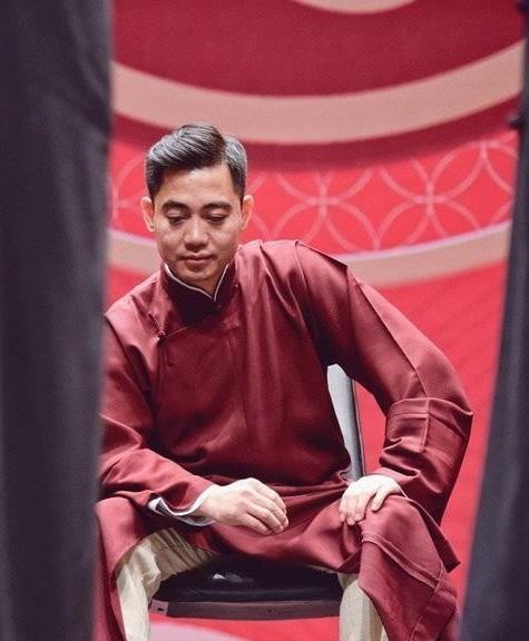 德云社长得最好看的,三哥孔云龙算一个。孔云龙是郭德纲云字科第一批徒弟,和岳云鹏同一天来德云社学艺。因骑摩托撞夏利,放烟花