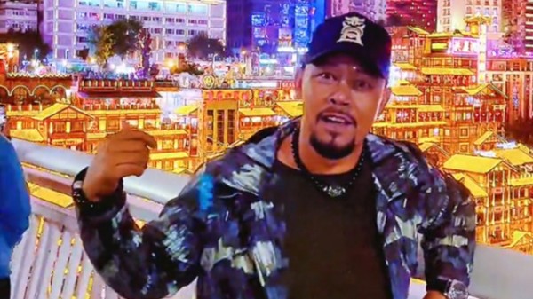 演员晋松游玩洪崖洞,用重庆话拍视频打Call,还和粉丝握手闲聊