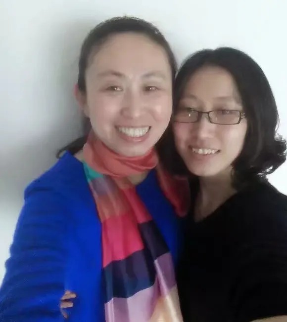 童童杂谈:刚看到一个视频,有人在直播间质疑江歌妈妈的婚姻状况,说她曾经和某五保户结婚,我好奇的是,现在的江歌妈妈已经和一线艺人一个待遇了吗?是不是要扒一下她的求学经历,打工状况,青春岁月里的恋爱史?我觉得有些人是不是被流量搞得五迷三道了,我现在有个感觉,对公众人物,不管是黑也罢,夸也罢,就是为了俩字,流量。甚至都不掺杂任何个人倾向,就是在为了流量演激动,演愤怒,演动容。
首先,江歌妈...