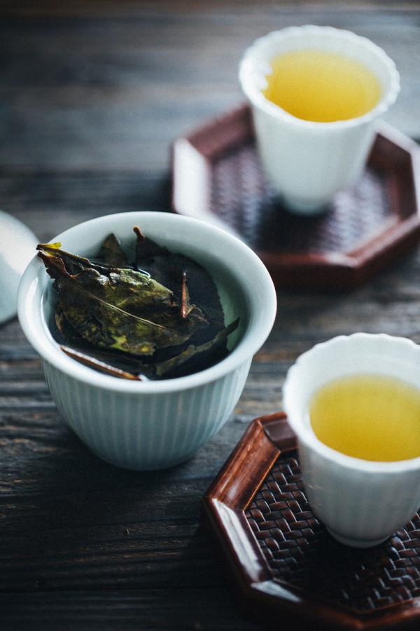 老白茶是乌龙茶吗？一文解答老白茶与乌龙茶之间的关系