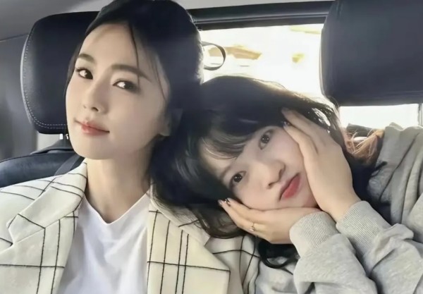 沐心说情感:白鹿带闺蜜暴富后,网友羡慕发问:“你还缺小助理吗?”白鹿坦言:“我身边只有她一个位置,你们就别想了!”细扒发现,闺蜜对白鹿更好。
内娱带闺蜜致富第一人白鹿,对闺蜜呵呵比亲姐妹还好。她给呵呵开通了亲密付,随便花;自己买什么也给呵呵买一份。
更绝的是,呵呵喜欢明星程潇。白鹿在机场看到程潇,会追过去请程潇和呵呵握手。
甚至,两个人闹脾气吵架。白鹿心大,一分钟后,就忘了。呵呵记仇一小时,...