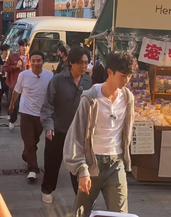 秦昊罕见携继子亮相节目,这对亲密互动颠覆传统家庭认知!