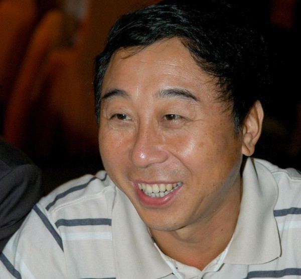 冯巩家人再聚会,幸福节俭温情满满,网友惊呼他们长得太像了