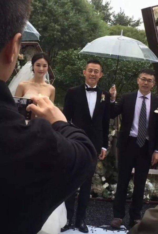 侯勇小20岁的三婚娇妻原来美成这样,气质不输大明星