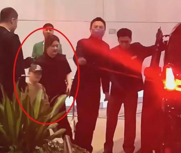 沈腾结婚8周年与妻儿温馨同框,5岁儿子变成小胖墩,岳父母罕露面