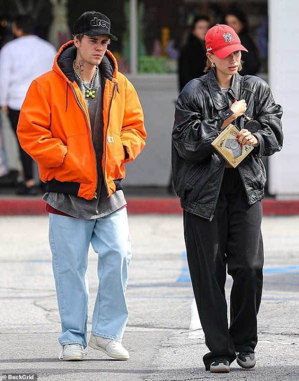 贾斯汀·比伯和海莉街头午餐,赛琳娜倡导善良,北美意难忘和解