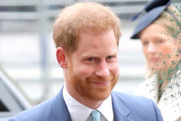 遭儿时伙伴提醒小心与梅根的恋情,哈里受到伤害,与他闹翻